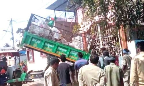 ಪೌರ ಕಾರ್ಮಿಕರಿಗೆ ಅವಾಚ್ಯ ಶಬ್ದಗಳಿಂದ ನಿಂದನೆ: ಮಹಿಳೆಯ ಮನೆ ಮುಂದೆಯೇ ಕಸ ಸುರಿದು ಆಕ್ರೋಶ!